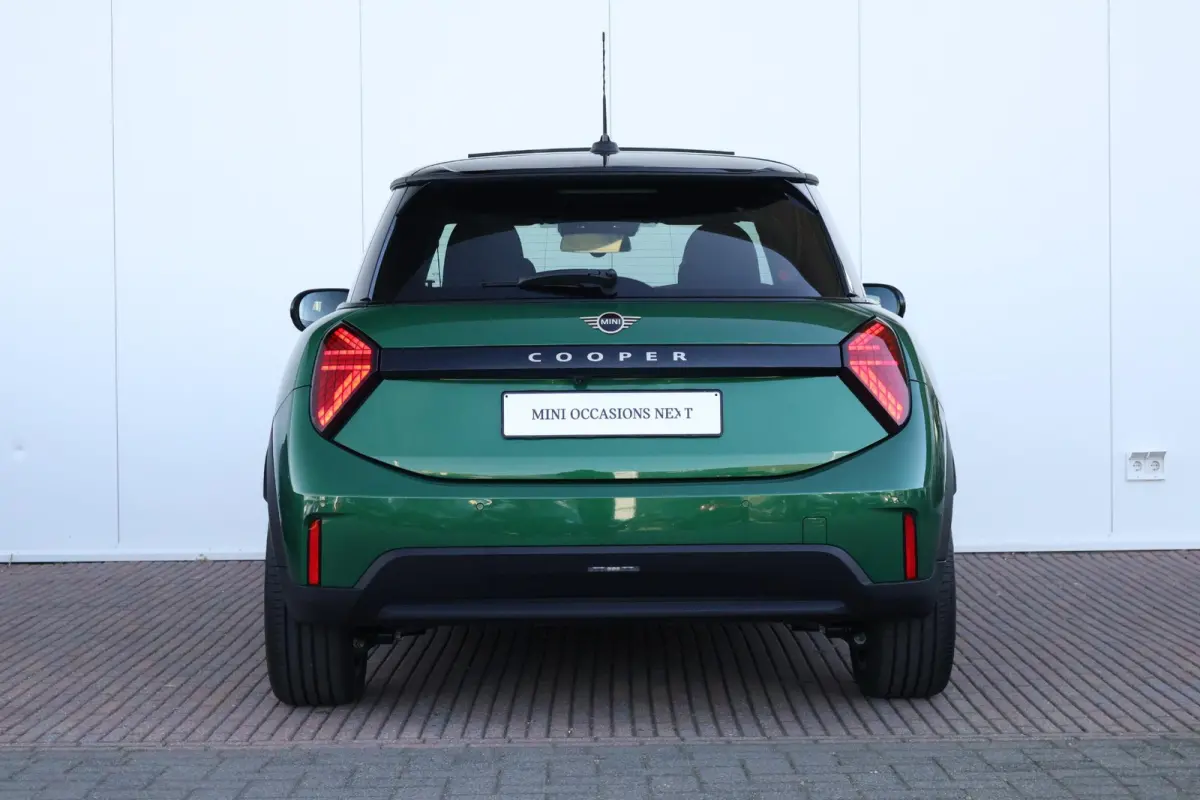 1.5 Cooper C Blackyard | Pano-dak | Harman Kardon | Elektrische stoelen met geheugen | Head-up display | Comfortacces | Stoelverwarming