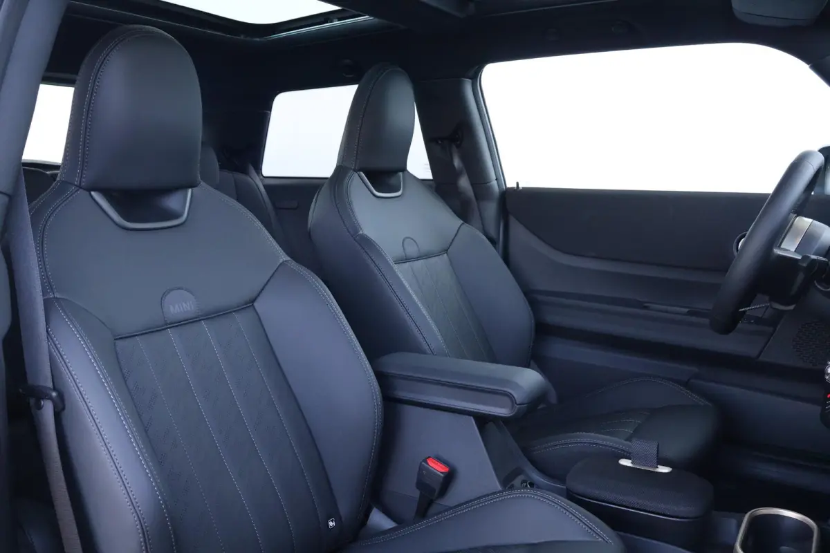 1.5 Cooper C Blackyard | Pano-dak | Harman Kardon | Elektrische stoelen met geheugen | Head-up display | Comfortacces | Stoelverwarming