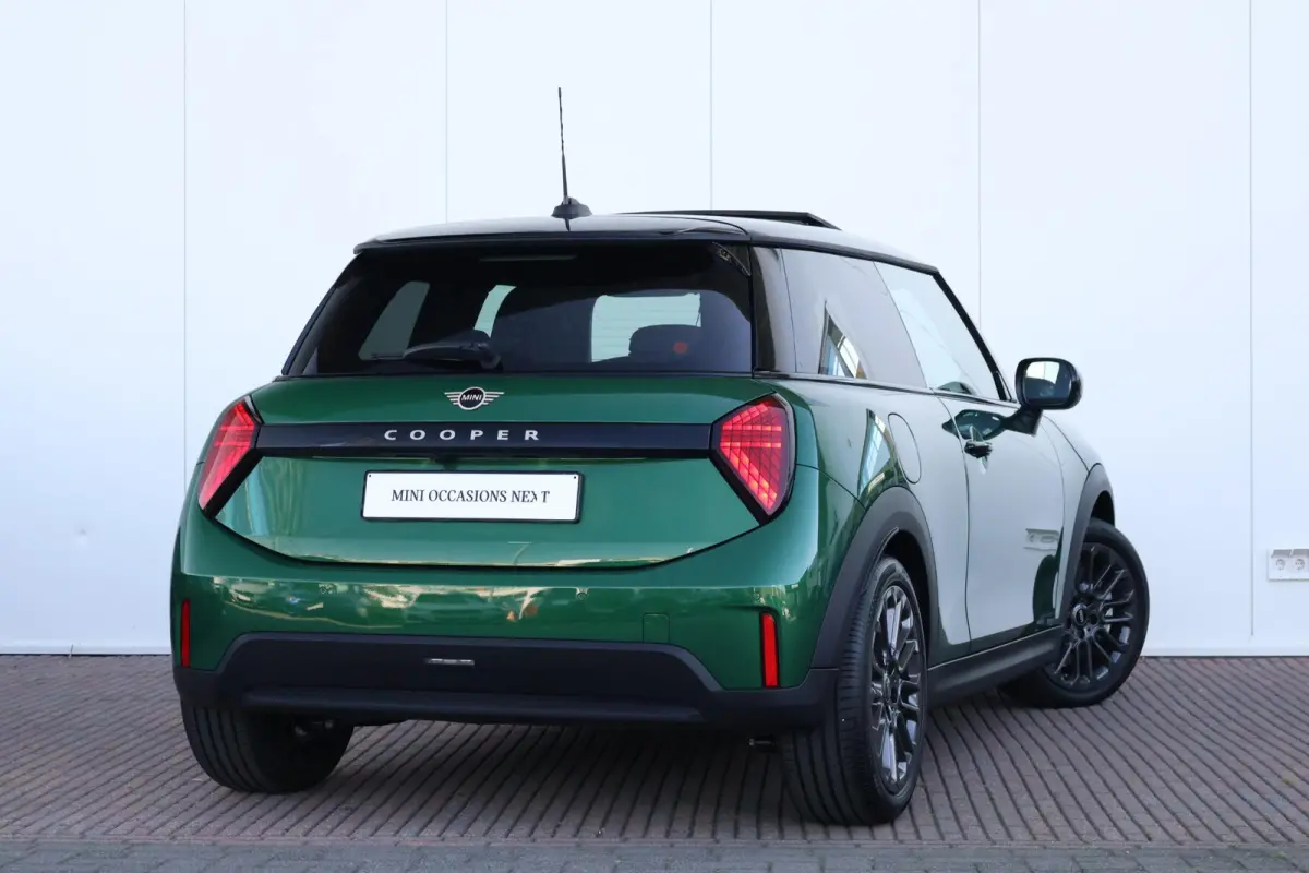 1.5 Cooper C Blackyard | Pano-dak | Harman Kardon | Elektrische stoelen met geheugen | Head-up display | Comfortacces | Stoelverwarming