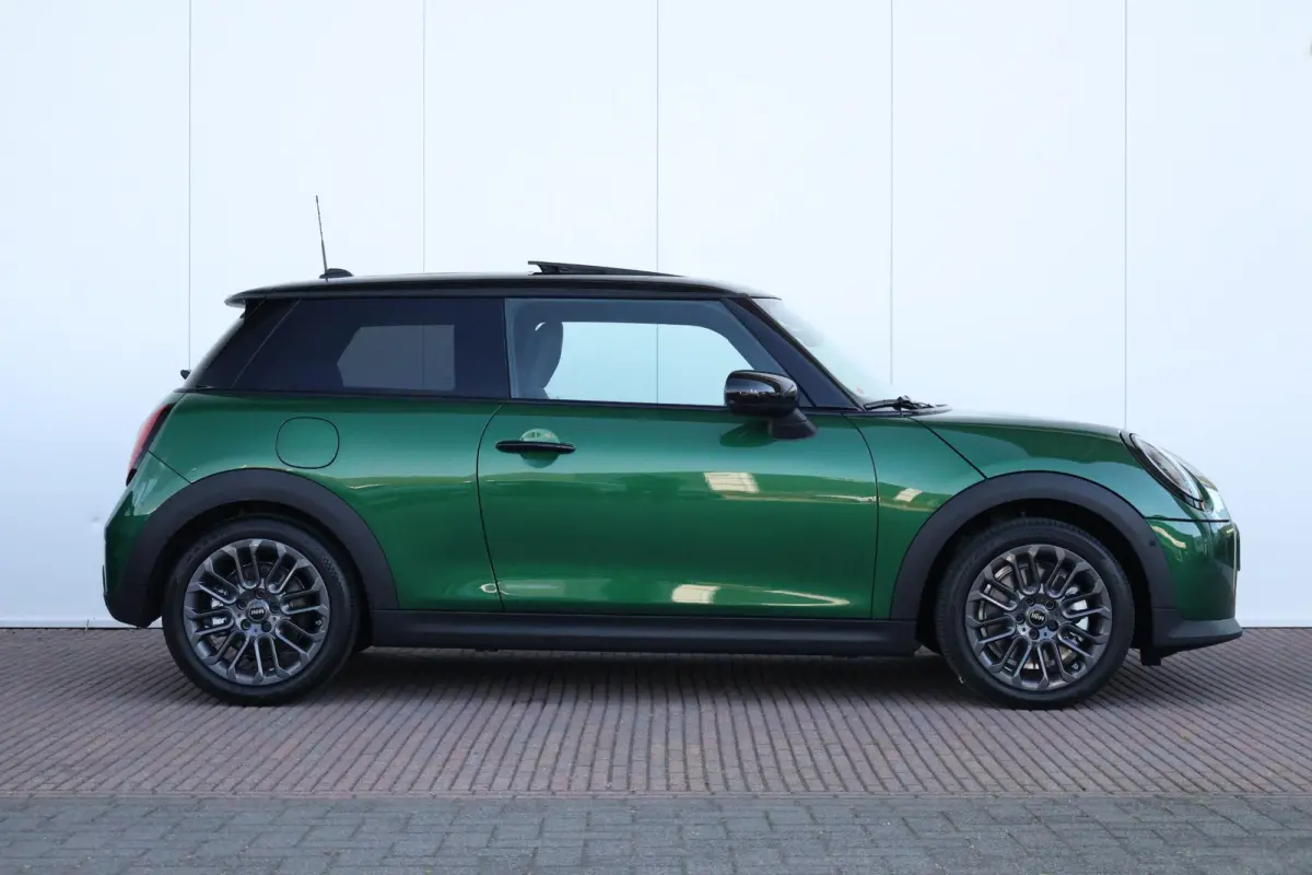 1.5 Cooper C Blackyard | Pano-dak | Harman Kardon | Elektrische stoelen met geheugen | Head-up display | Comfortacces | Stoelverwarming
