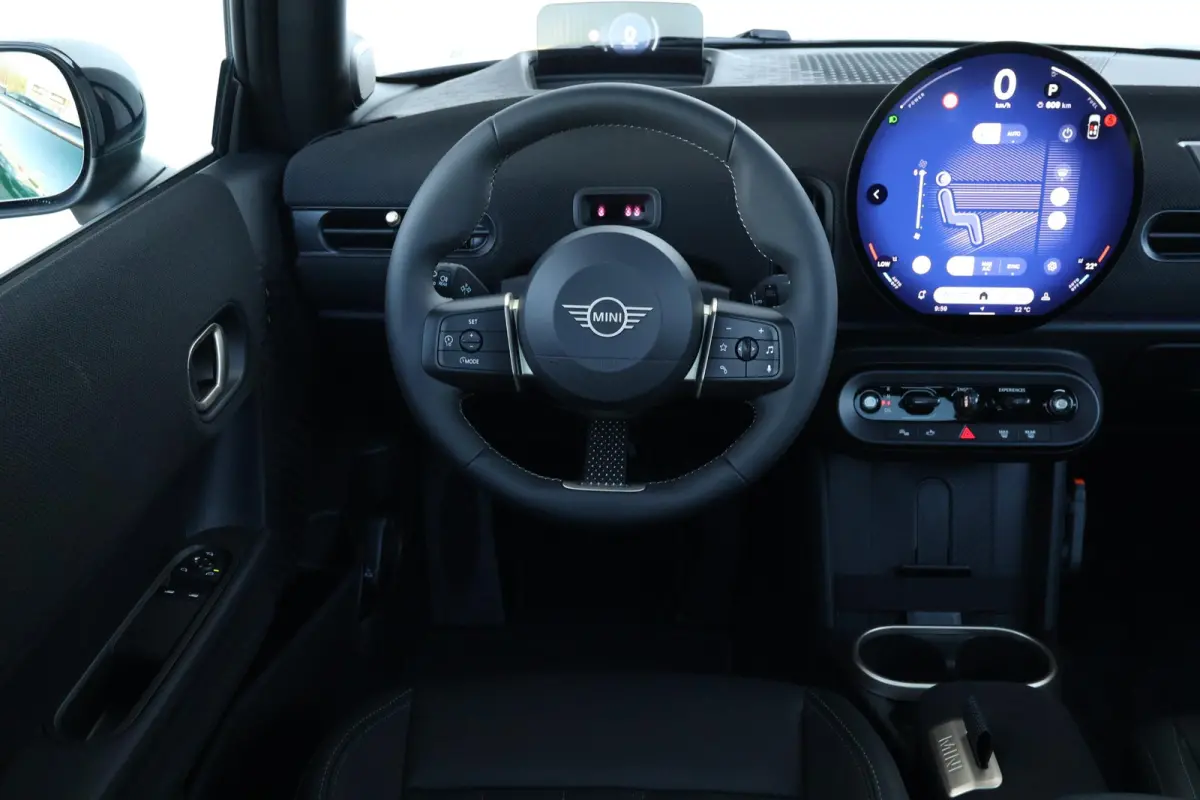1.5 Cooper C Blackyard | Pano-dak | Harman Kardon | Elektrische stoelen met geheugen | Head-up display | Comfortacces | Stoelverwarming