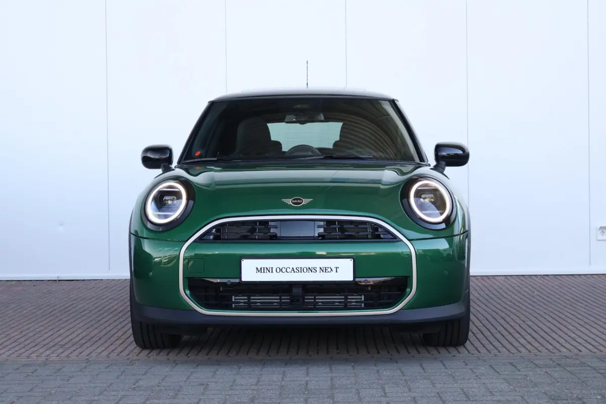 1.5 Cooper C Blackyard | Pano-dak | Harman Kardon | Elektrische stoelen met geheugen | Head-up display | Comfortacces | Stoelverwarming