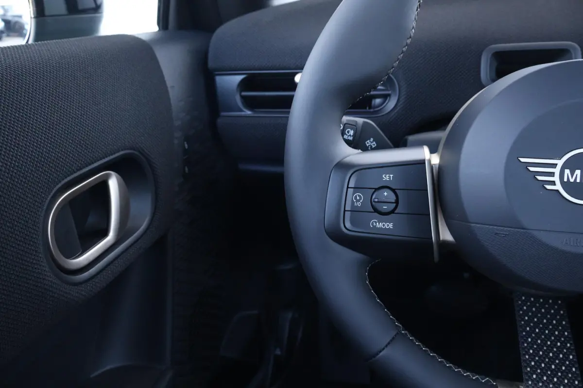 1.5 Cooper C Blackyard | Pano-dak | Harman Kardon | Elektrische stoelen met geheugen | Head-up display | Comfortacces | Stoelverwarming