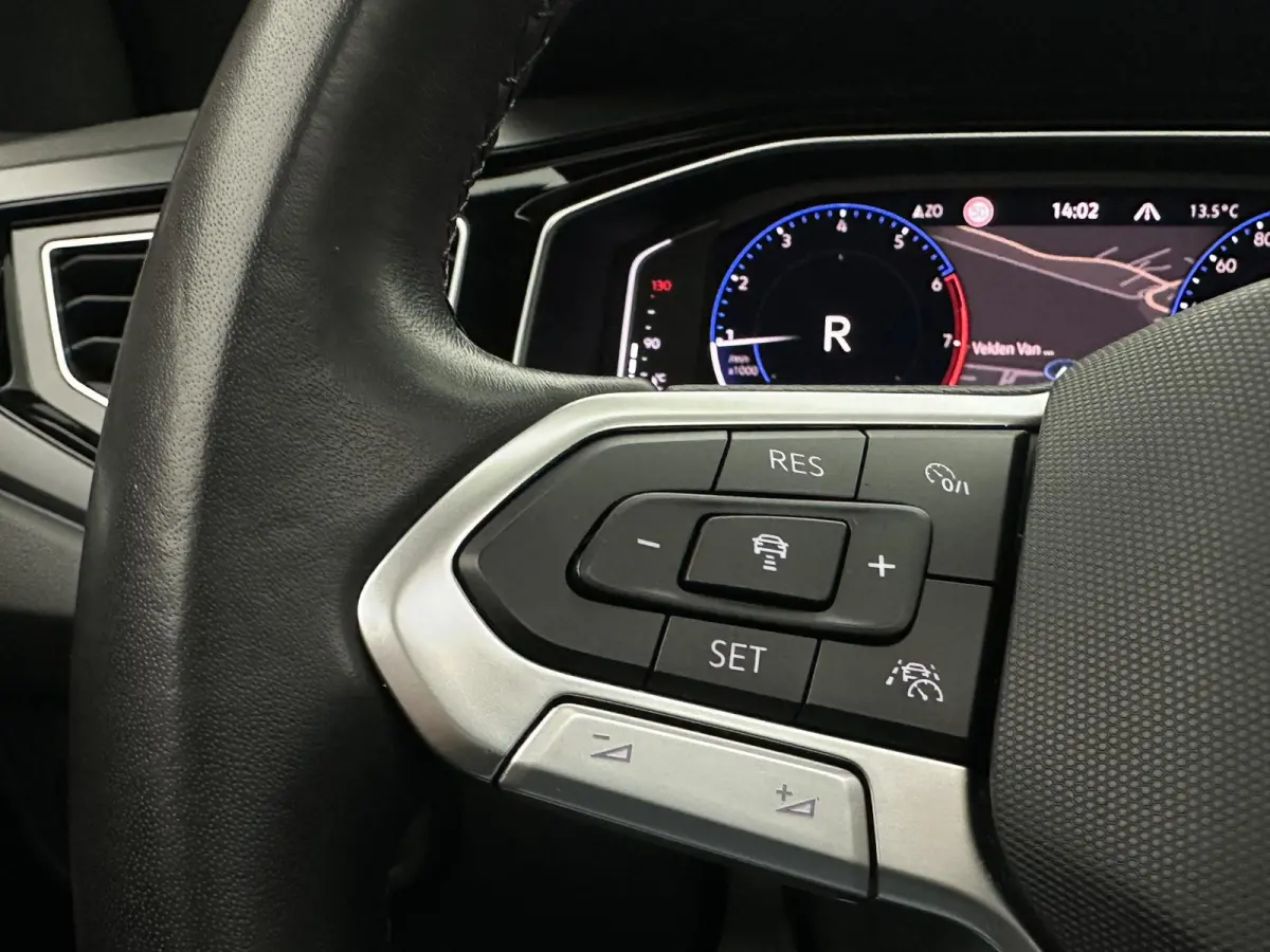1.0 TSI R-Line Business IQ VIRTUAL PANORAMA DEALER GARANTIE 110PK