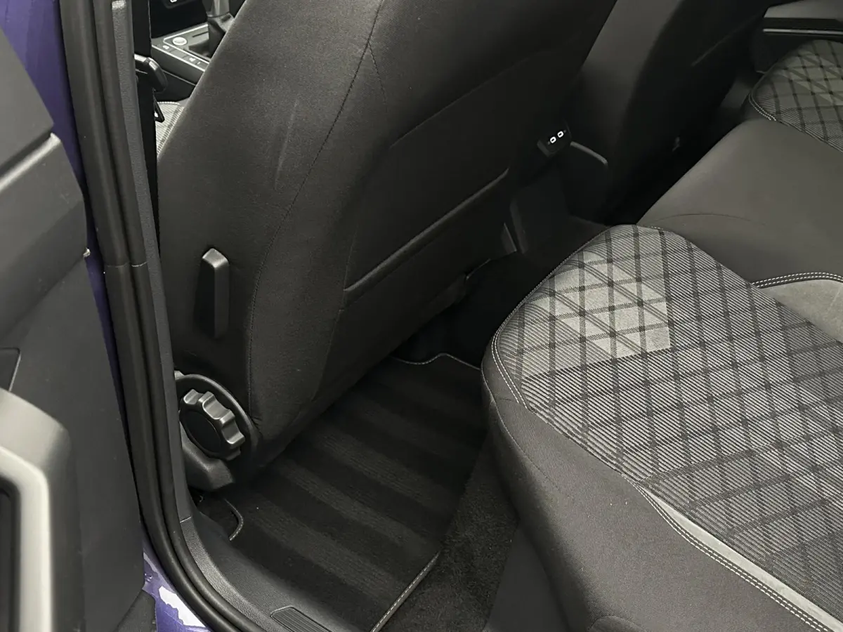 1.0 TSI R-Line Business IQ VIRTUAL PANORAMA DEALER GARANTIE 110PK