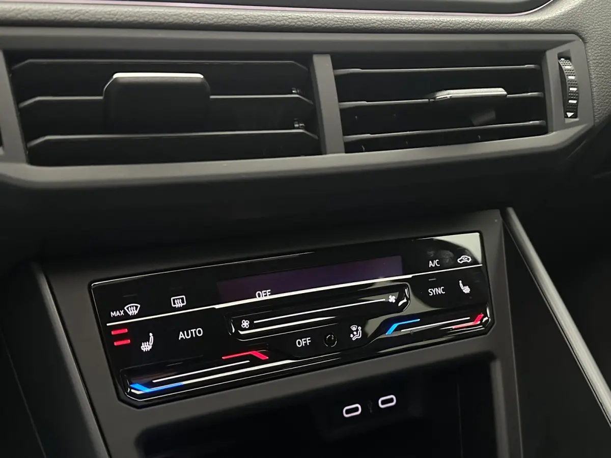 1.0 TSI R-Line Business IQ VIRTUAL PANORAMA DEALER GARANTIE 110PK