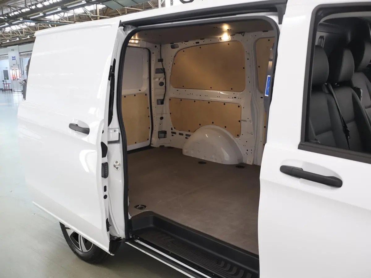 116 CDI L2 Pro | Bumpers in Kleur | Digitale Radio | Spiegelpakket | Klasse 3 Alarmsysteem | Stoelverwarming | Parkeerpakket met Camera | Dodehoekassistent | Comfortstoel Bestuurder | Bijrij