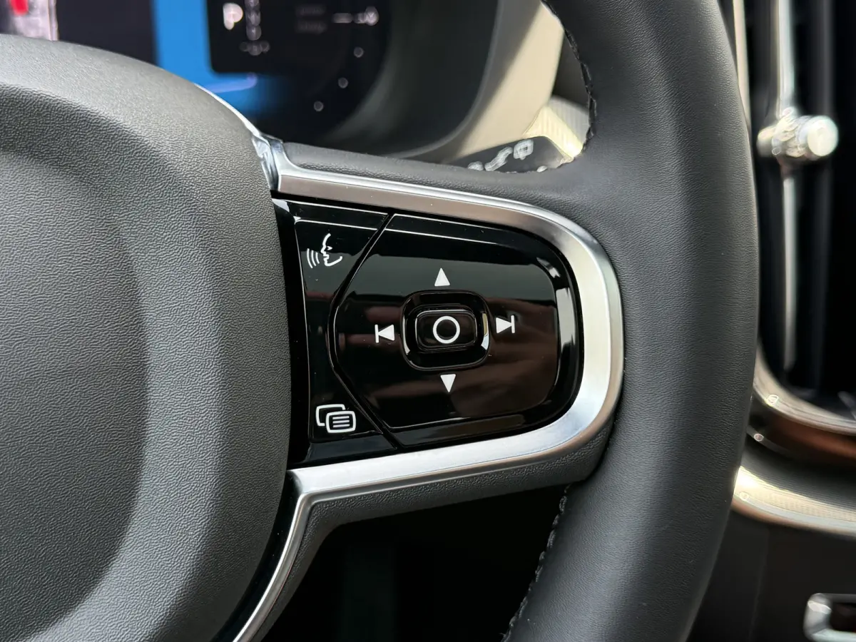 2.0 T8 Plug-in hybrid AWD Ultra Black Edition | Trekhaak | Pano | Pilot Assist | Dodehoek | 21 inch