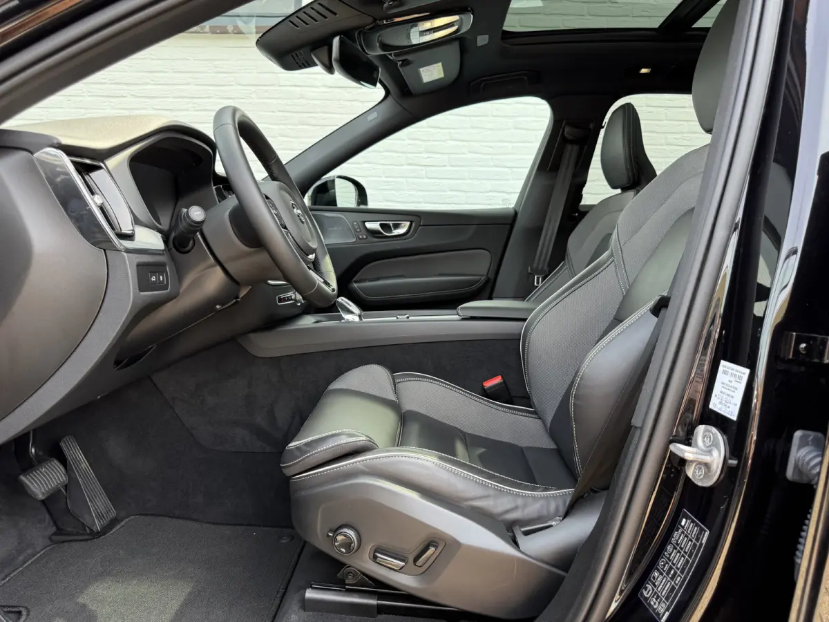 2.0 T8 Plug-in hybrid AWD Ultra Black Edition | Trekhaak | Pano | Pilot Assist | Dodehoek | 21 inch