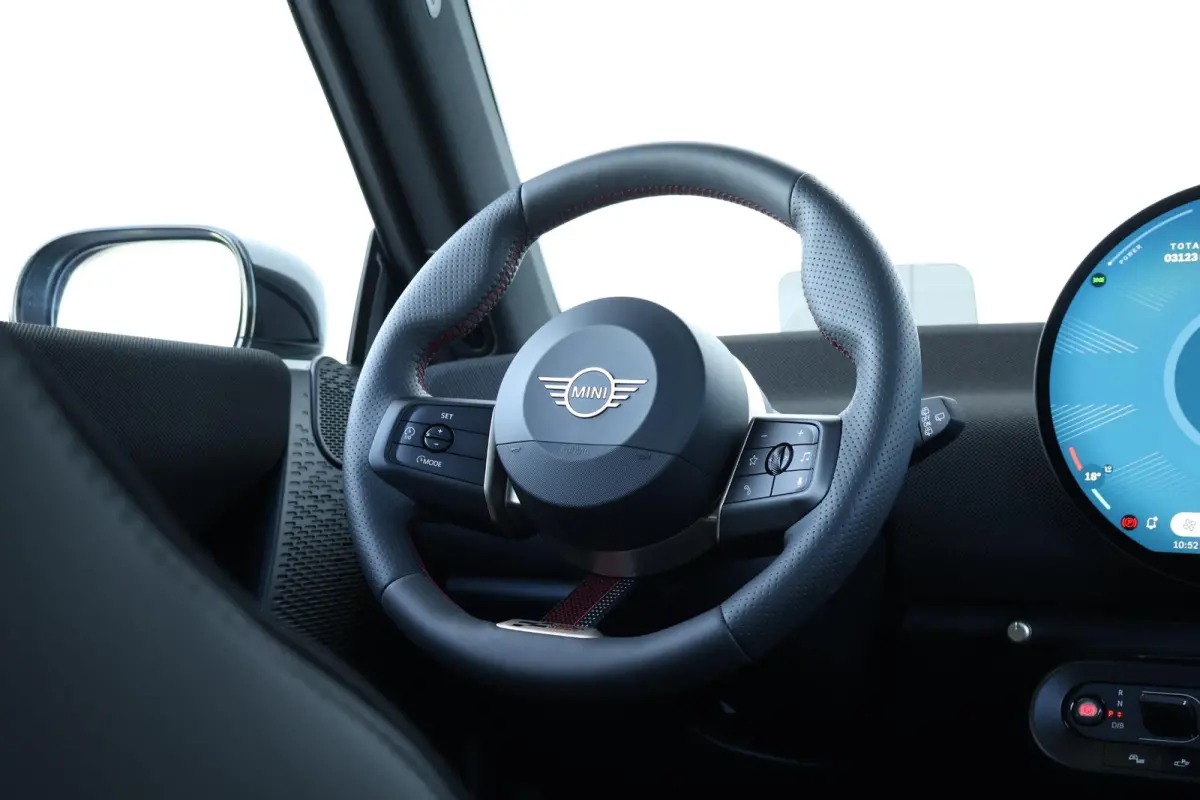 Cooper E John Cooper Works M 40.7 kWh | SoH 99% | Glazen Panoramadak | Stuur- & Stoelverwarming | Head-Up Display | Comfort Access | 18"JCW | NEXT