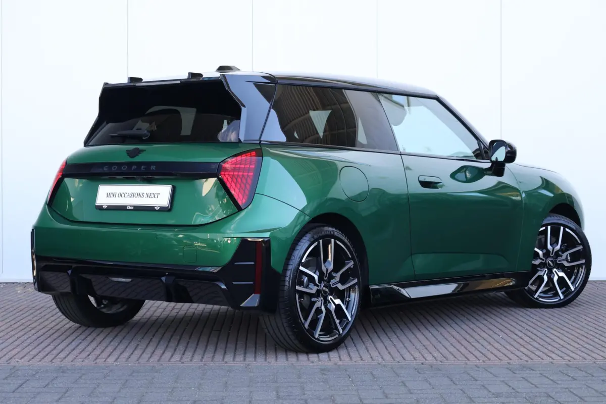 Cooper E John Cooper Works M 40.7 kWh | SoH 99% | Glazen Panoramadak | Stuur- & Stoelverwarming | Head-Up Display | Comfort Access | 18"JCW | NEXT