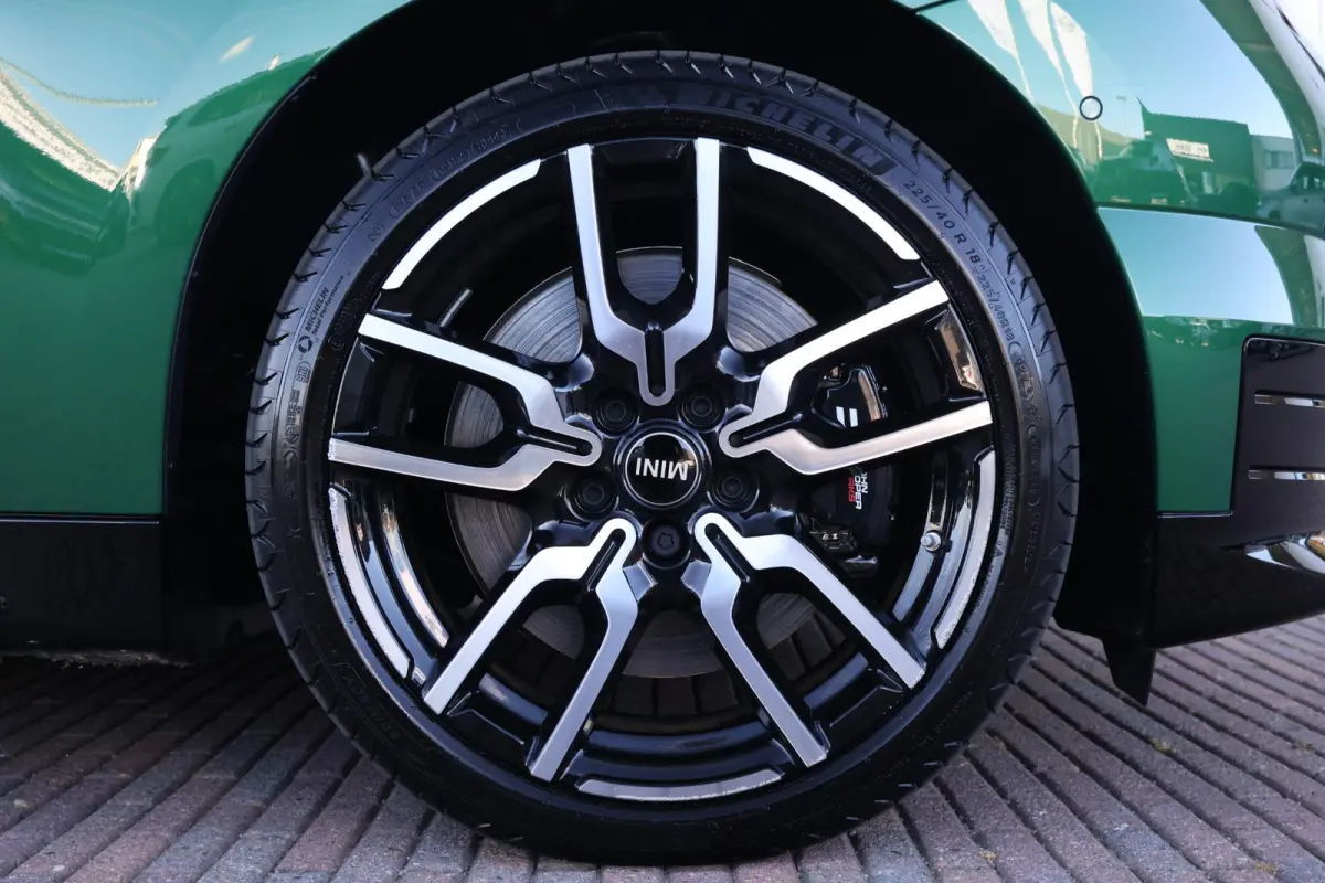 Cooper E John Cooper Works M 40.7 kWh | SoH 99% | Glazen Panoramadak | Stuur- & Stoelverwarming | Head-Up Display | Comfort Access | 18"JCW | NEXT