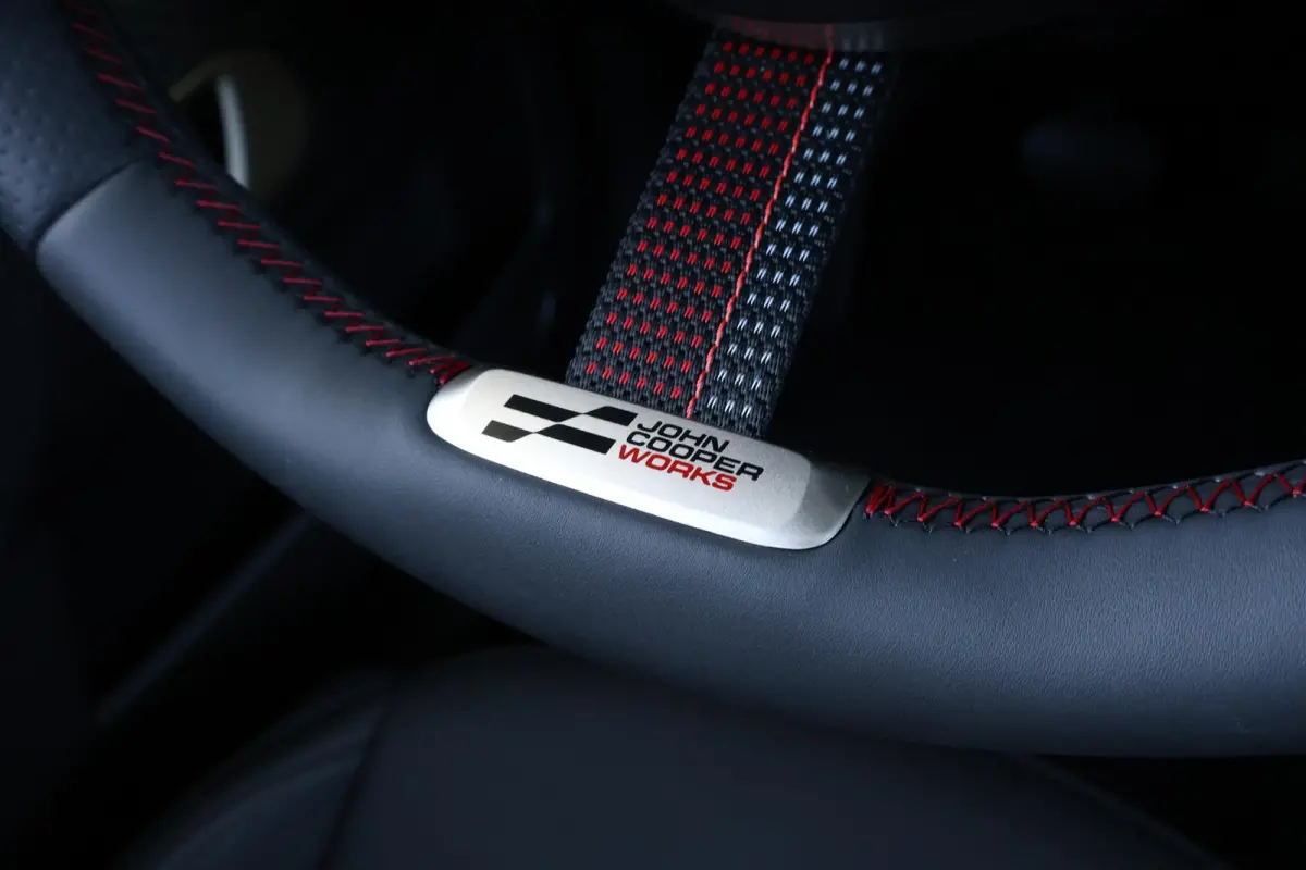 Cooper E John Cooper Works M 40.7 kWh | SoH 99% | Glazen Panoramadak | Stuur- & Stoelverwarming | Head-Up Display | Comfort Access | 18"JCW | NEXT