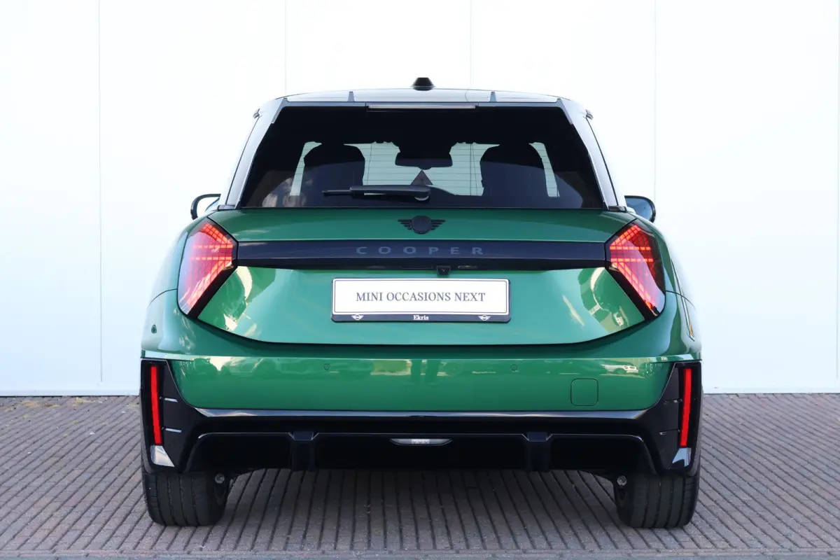 Cooper E John Cooper Works M 40.7 kWh | SoH 99% | Glazen Panoramadak | Stuur- & Stoelverwarming | Head-Up Display | Comfort Access | 18"JCW | NEXT