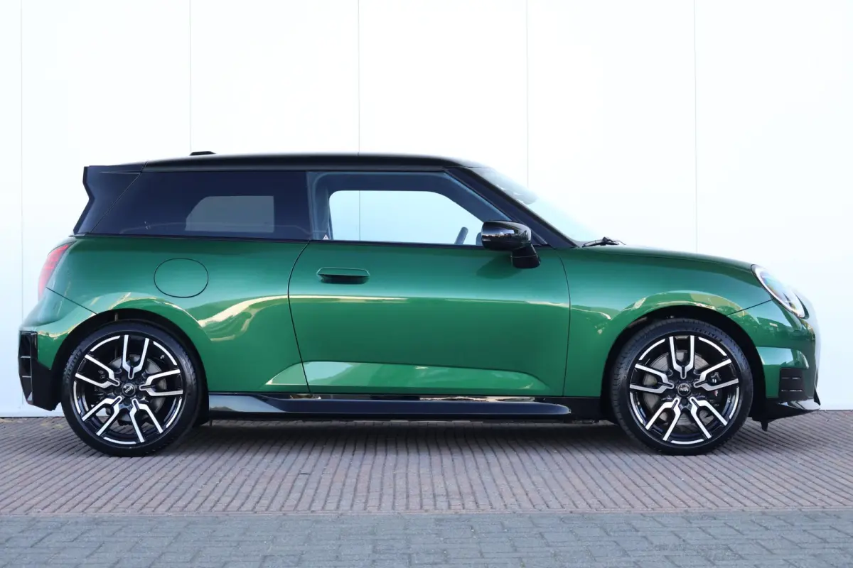 Cooper E John Cooper Works M 40.7 kWh | SoH 99% | Glazen Panoramadak | Stuur- & Stoelverwarming | Head-Up Display | Comfort Access | 18"JCW | NEXT