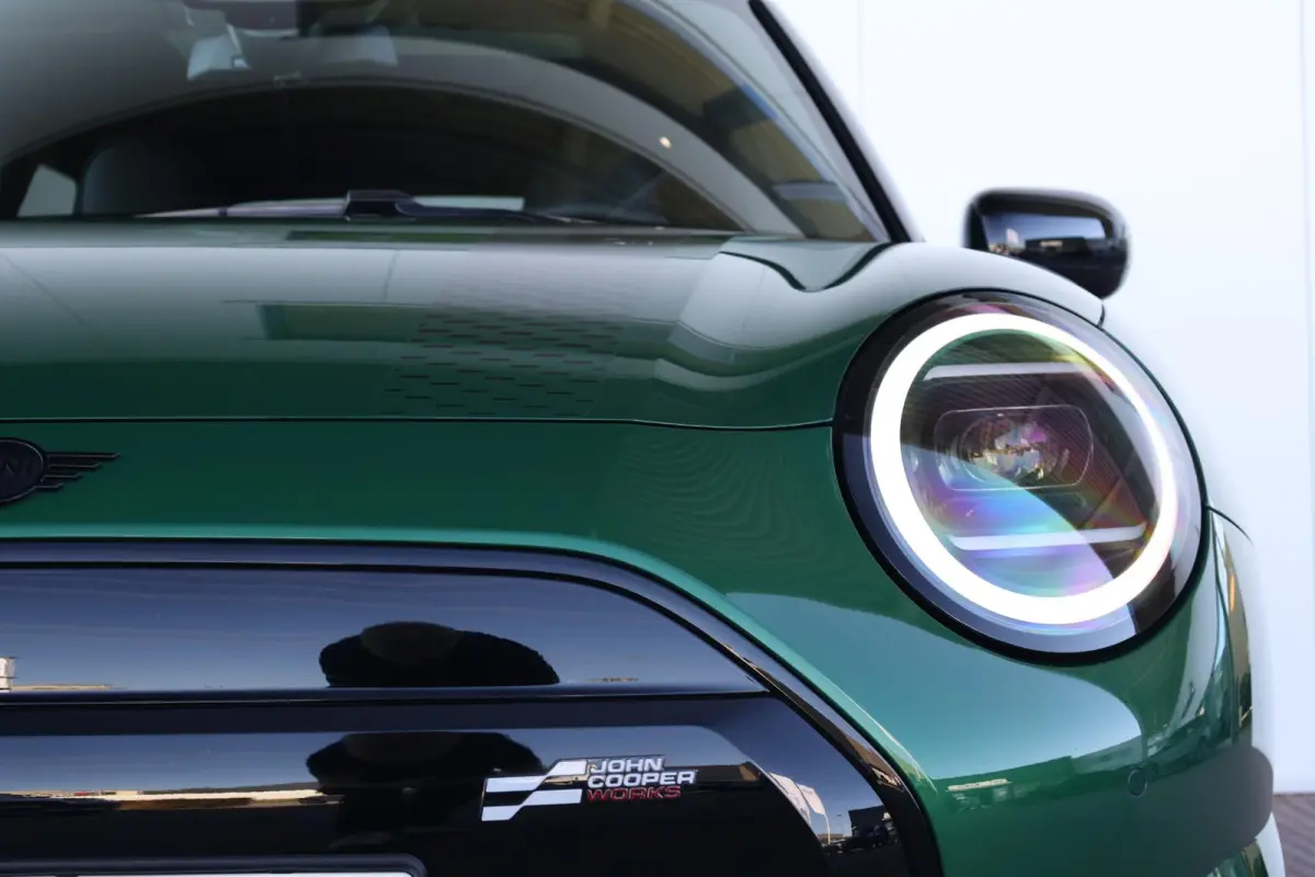 Cooper E John Cooper Works M 40.7 kWh | SoH 99% | Glazen Panoramadak | Stuur- & Stoelverwarming | Head-Up Display | Comfort Access | 18"JCW | NEXT
