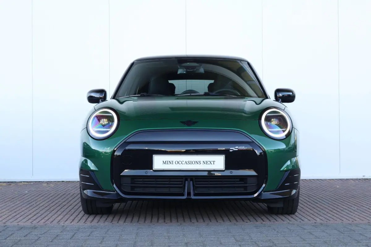 Cooper E John Cooper Works M 40.7 kWh | SoH 99% | Glazen Panoramadak | Stuur- & Stoelverwarming | Head-Up Display | Comfort Access | 18"JCW | NEXT
