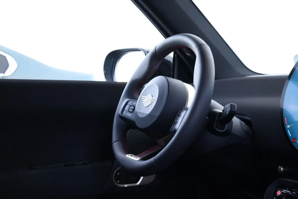 Cooper E John Cooper Works M 40.7 kWh | SoH 99% | Glazen Panoramadak | Stuur- & Stoelverwarming | Head-Up Display | Comfort Access | 18"JCW | NEXT
