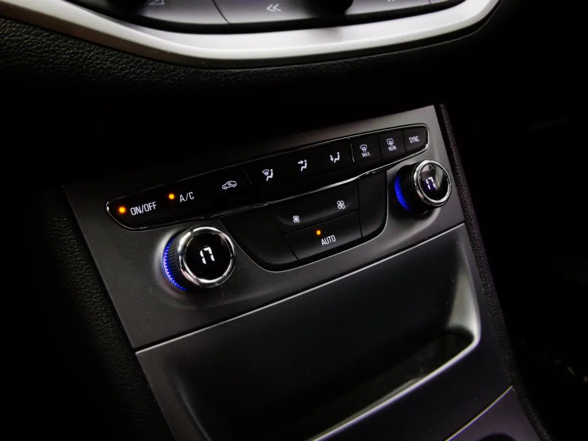 1.0 Online Edition (APPLE CARPLAY/ANDROID AUTO, CLIMATE CONTROL, CRUISE CONTROL, BLUETOOTH, NAVIGATIE)
