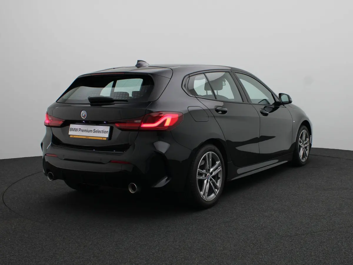 5-deurs 120i Executive | M Sportpakket | Parking Pack | Achteruitrijcamera | DAB | HiFi | 17''