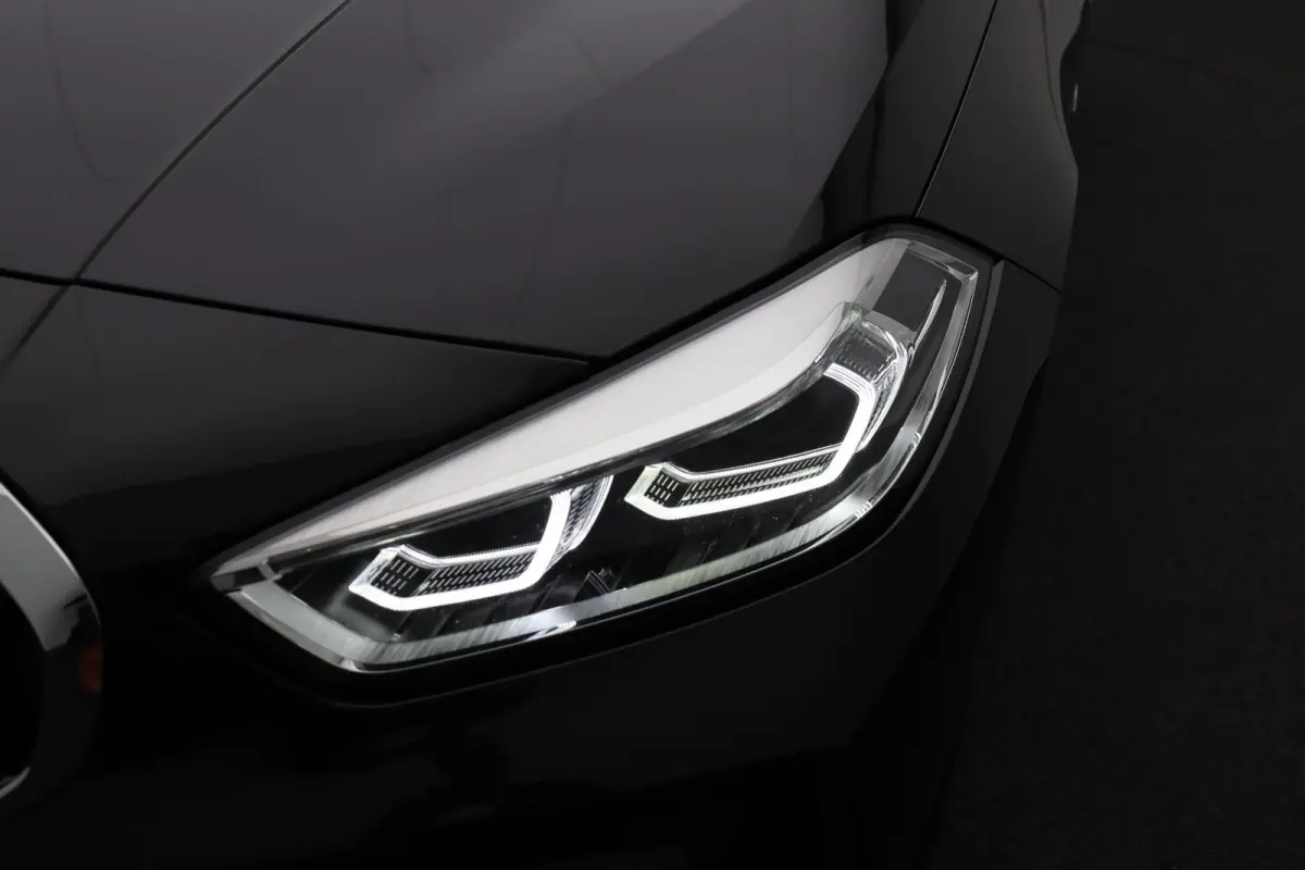 5-deurs 120i Executive | M Sportpakket | Parking Pack | Achteruitrijcamera | DAB | HiFi | 17''