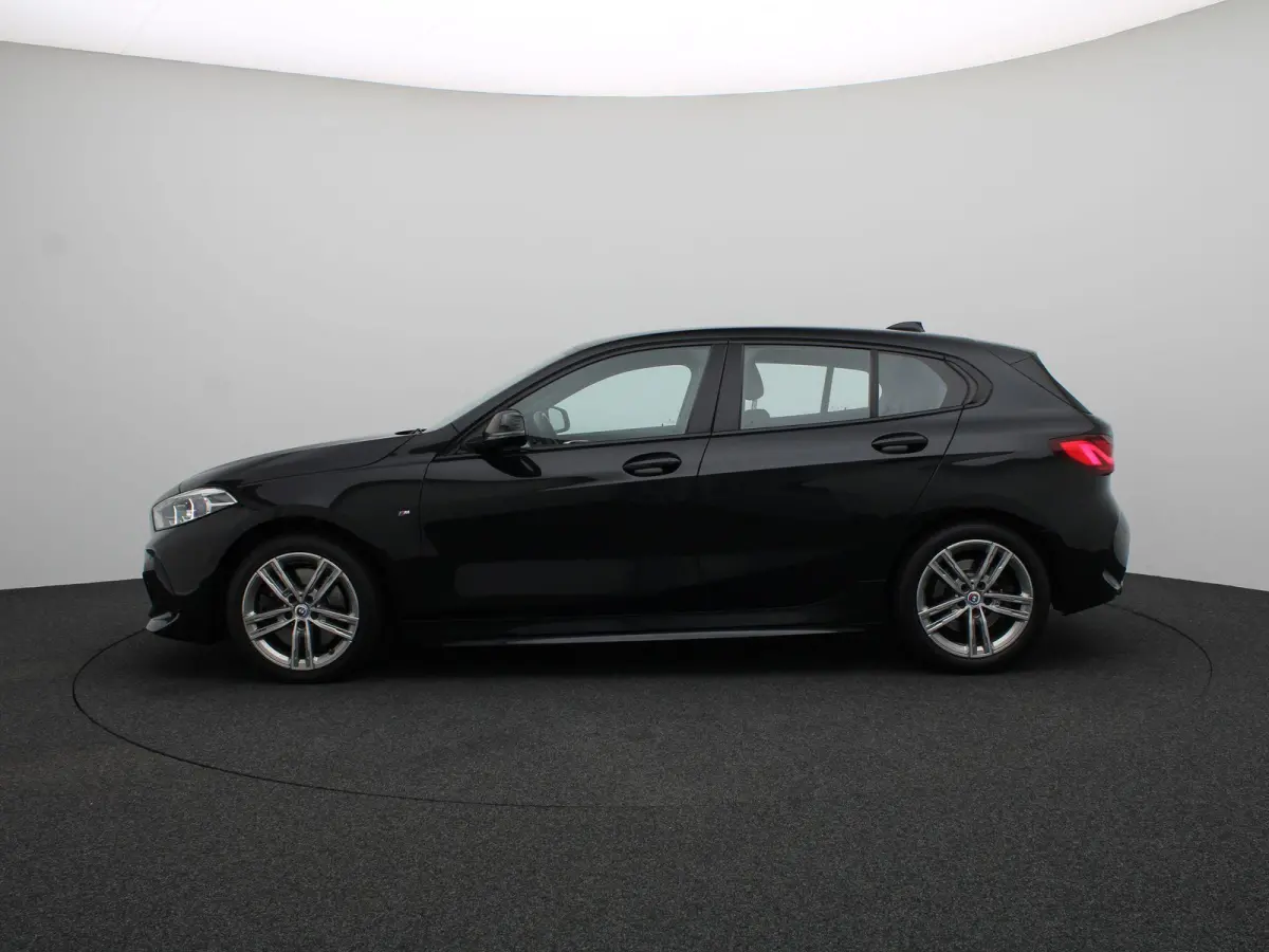 5-deurs 120i Executive | M Sportpakket | Parking Pack | Achteruitrijcamera | DAB | HiFi | 17''