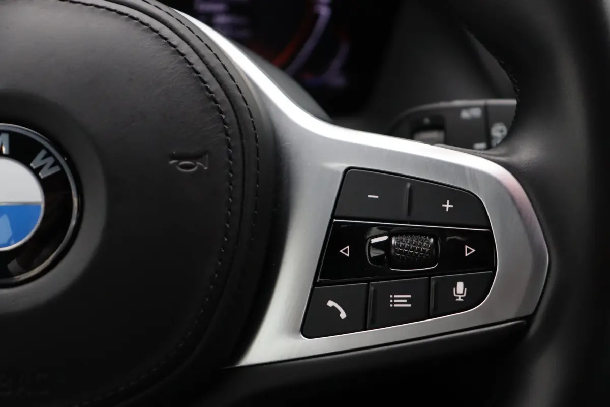 5-deurs 120i Executive | M Sportpakket | Parking Pack | Achteruitrijcamera | DAB | HiFi | 17''