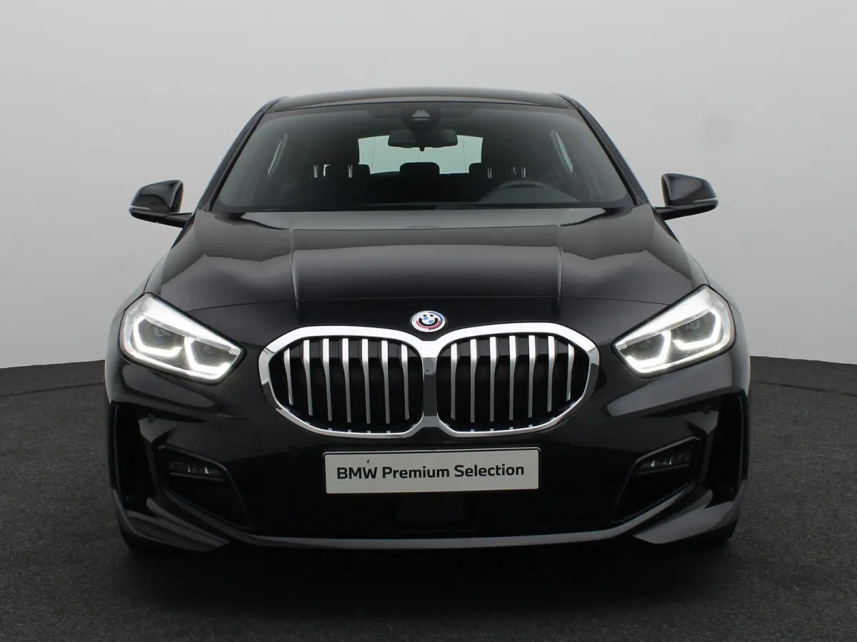 5-deurs 120i Executive | M Sportpakket | Parking Pack | Achteruitrijcamera | DAB | HiFi | 17''