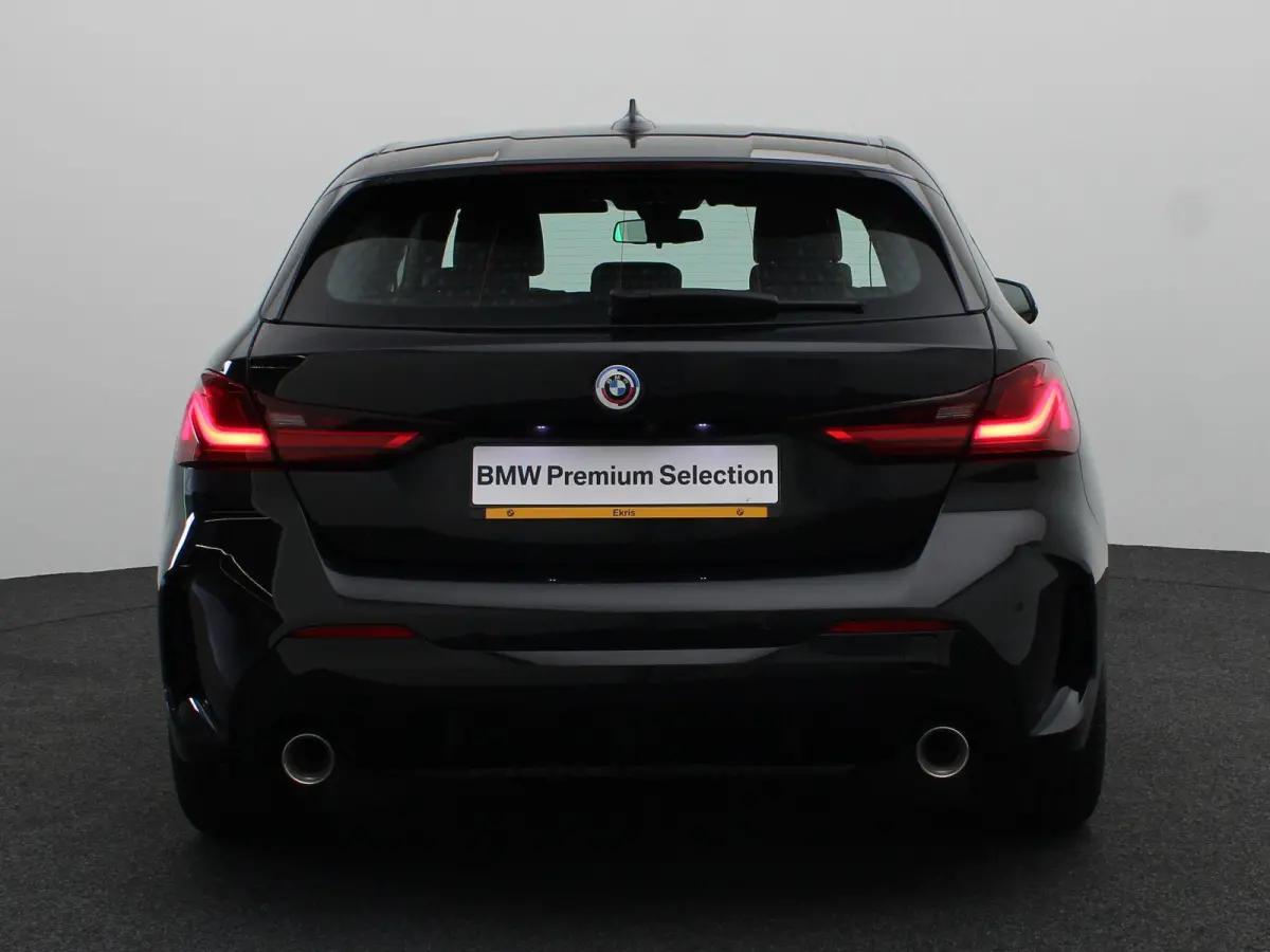 5-deurs 120i Executive | M Sportpakket | Parking Pack | Achteruitrijcamera | DAB | HiFi | 17''