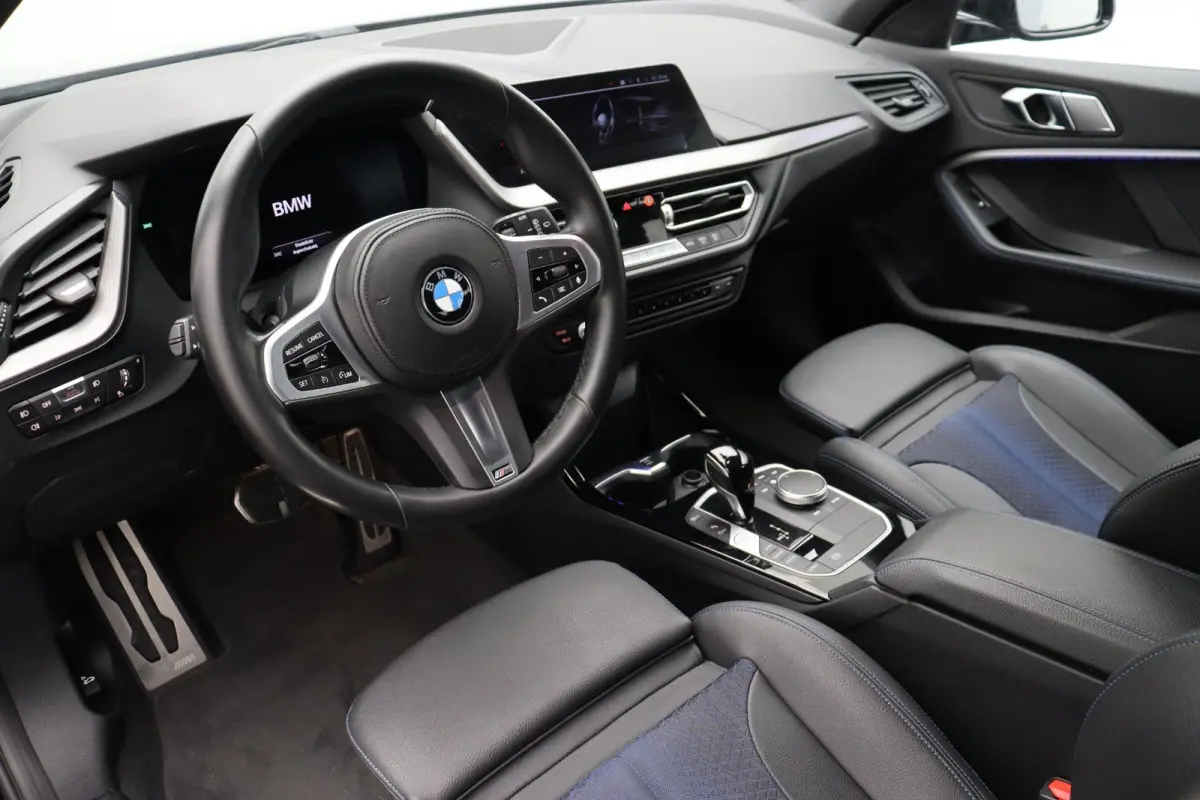 5-deurs 120i Executive | M Sportpakket | Parking Pack | Achteruitrijcamera | DAB | HiFi | 17''
