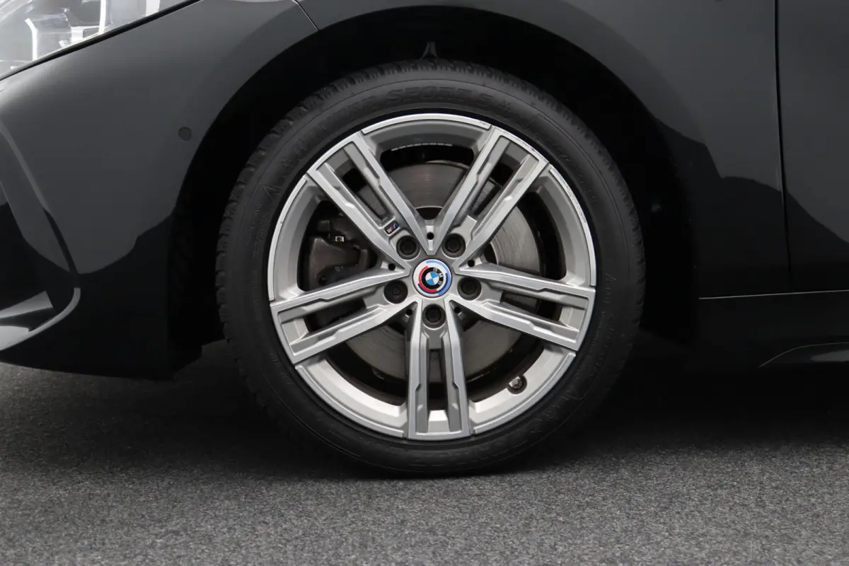 5-deurs 120i Executive | M Sportpakket | Parking Pack | Achteruitrijcamera | DAB | HiFi | 17''