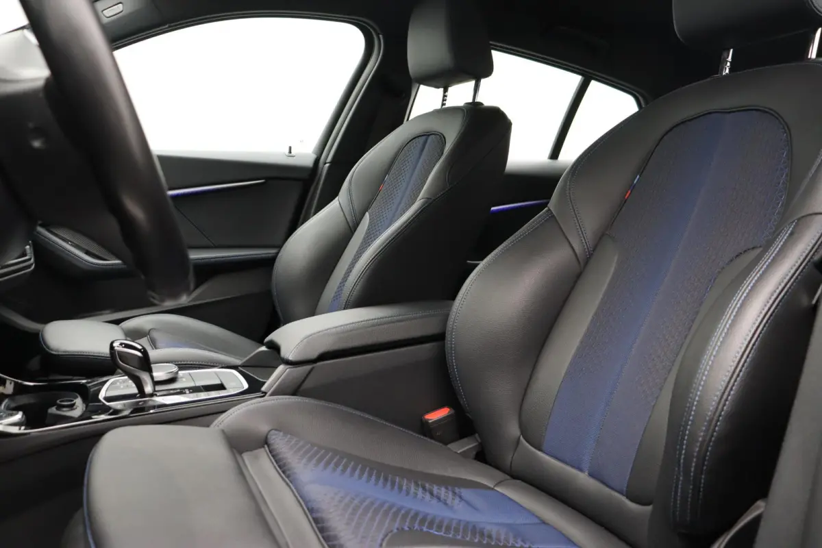 5-deurs 120i Executive | M Sportpakket | Parking Pack | Achteruitrijcamera | DAB | HiFi | 17''
