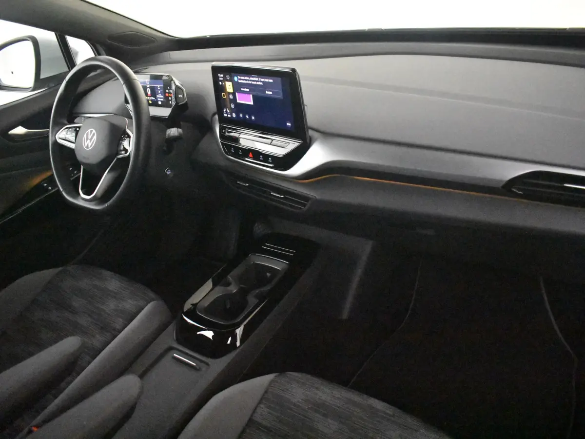 Pure | Cruise control Adapt | App Connect | Parkeersensoren voor/achter | Stuur/stoelverwarming | DAB | LED | Navi | Keyless start | 19"LMV