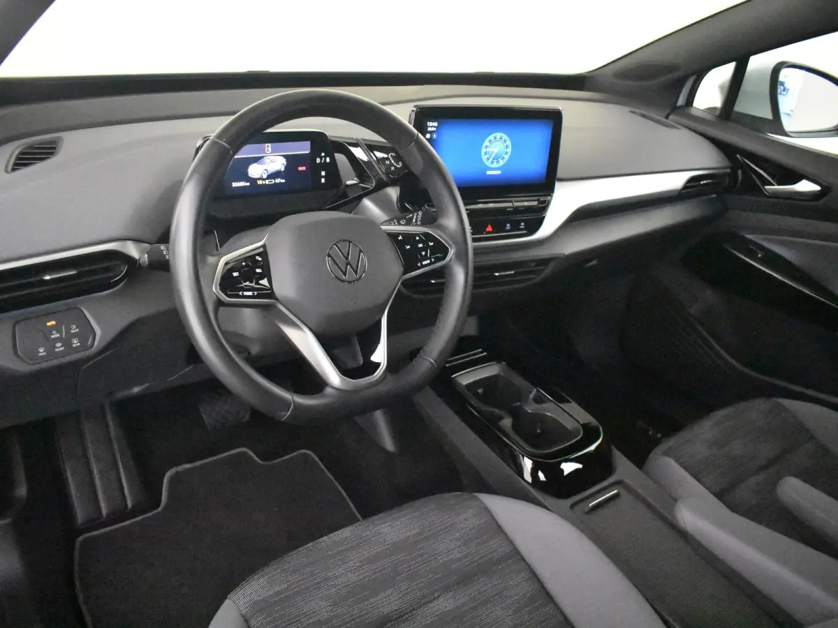 Pure | Cruise control Adapt | App Connect | Parkeersensoren voor/achter | Stuur/stoelverwarming | DAB | LED | Navi | Keyless start | 19"LMV