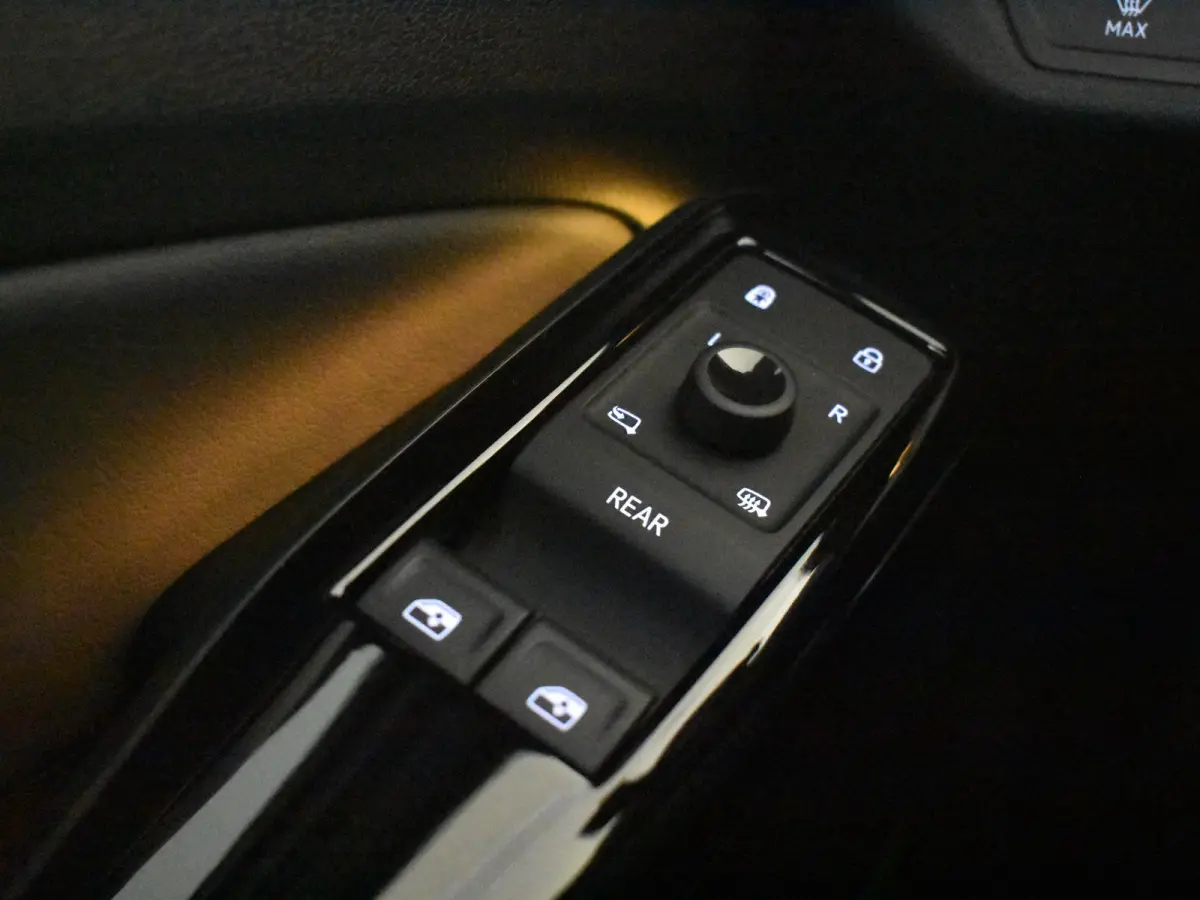 Pure | Cruise control Adapt | App Connect | Parkeersensoren voor/achter | Stuur/stoelverwarming | DAB | LED | Navi | Keyless start | 19"LMV