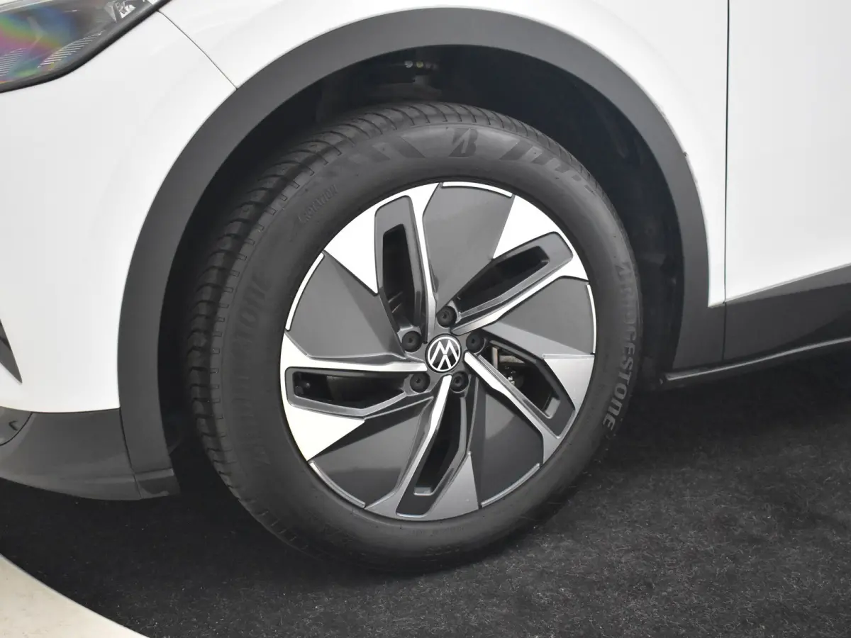 Pure | Cruise control Adapt | App Connect | Parkeersensoren voor/achter | Stuur/stoelverwarming | DAB | LED | Navi | Keyless start | 19"LMV