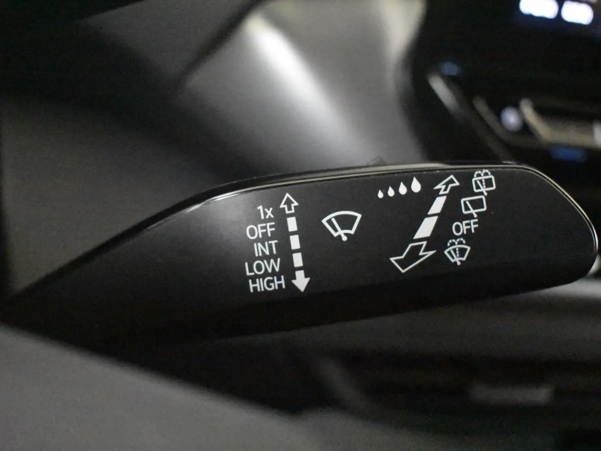 Pure | Cruise control Adapt | App Connect | Parkeersensoren voor/achter | Stuur/stoelverwarming | DAB | LED | Navi | Keyless start | 19"LMV