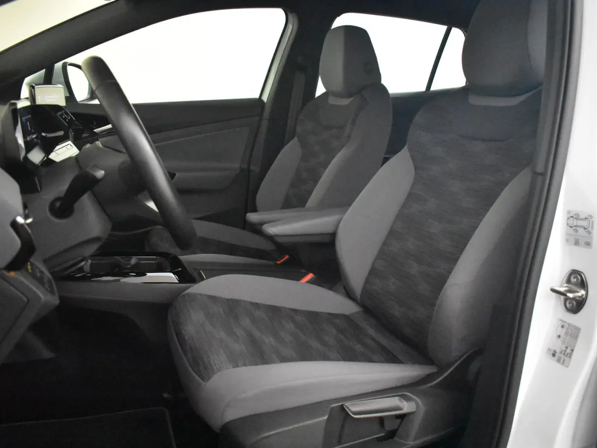 Pure | Cruise control Adapt | App Connect | Parkeersensoren voor/achter | Stuur/stoelverwarming | DAB | LED | Navi | Keyless start | 19"LMV