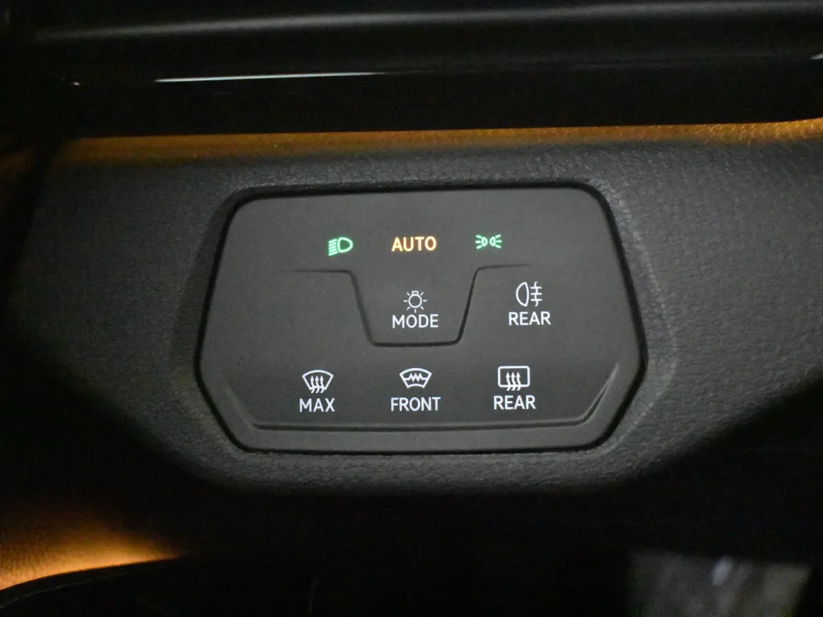 Pure | Cruise control Adapt | App Connect | Parkeersensoren voor/achter | Stuur/stoelverwarming | DAB | LED | Navi | Keyless start | 19"LMV