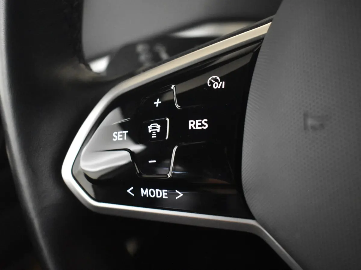 Pure | Cruise control Adapt | App Connect | Parkeersensoren voor/achter | Stuur/stoelverwarming | DAB | LED | Navi | Keyless start | 19"LMV
