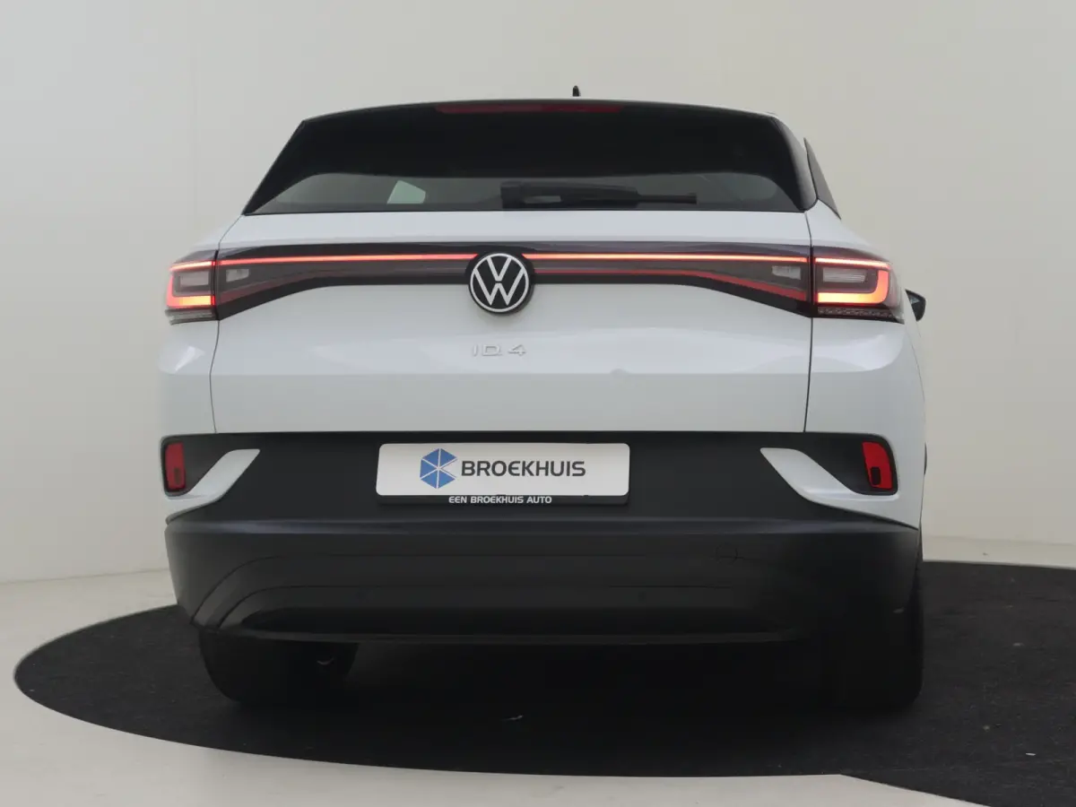 Pure | Cruise control Adapt | App Connect | Parkeersensoren voor/achter | Stuur/stoelverwarming | DAB | LED | Navi | Keyless start | 19"LMV