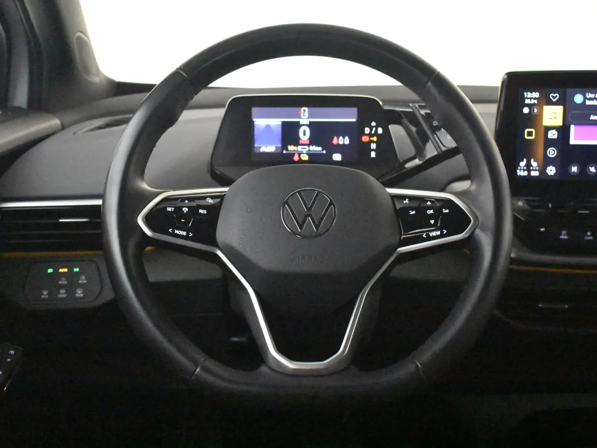 Pure | Cruise control Adapt | App Connect | Parkeersensoren voor/achter | Stuur/stoelverwarming | DAB | LED | Navi | Keyless start | 19"LMV