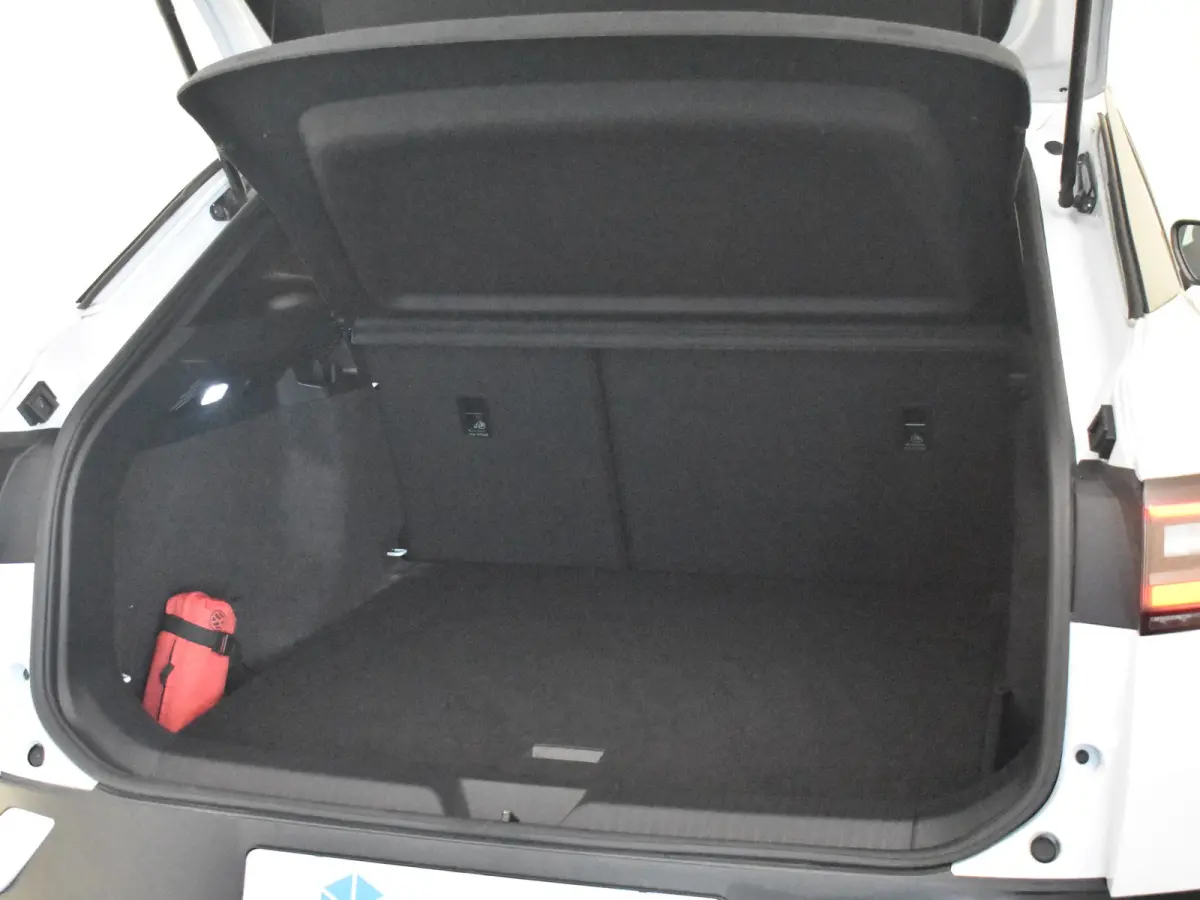 Pure | Cruise control Adapt | App Connect | Parkeersensoren voor/achter | Stuur/stoelverwarming | DAB | LED | Navi | Keyless start | 19"LMV