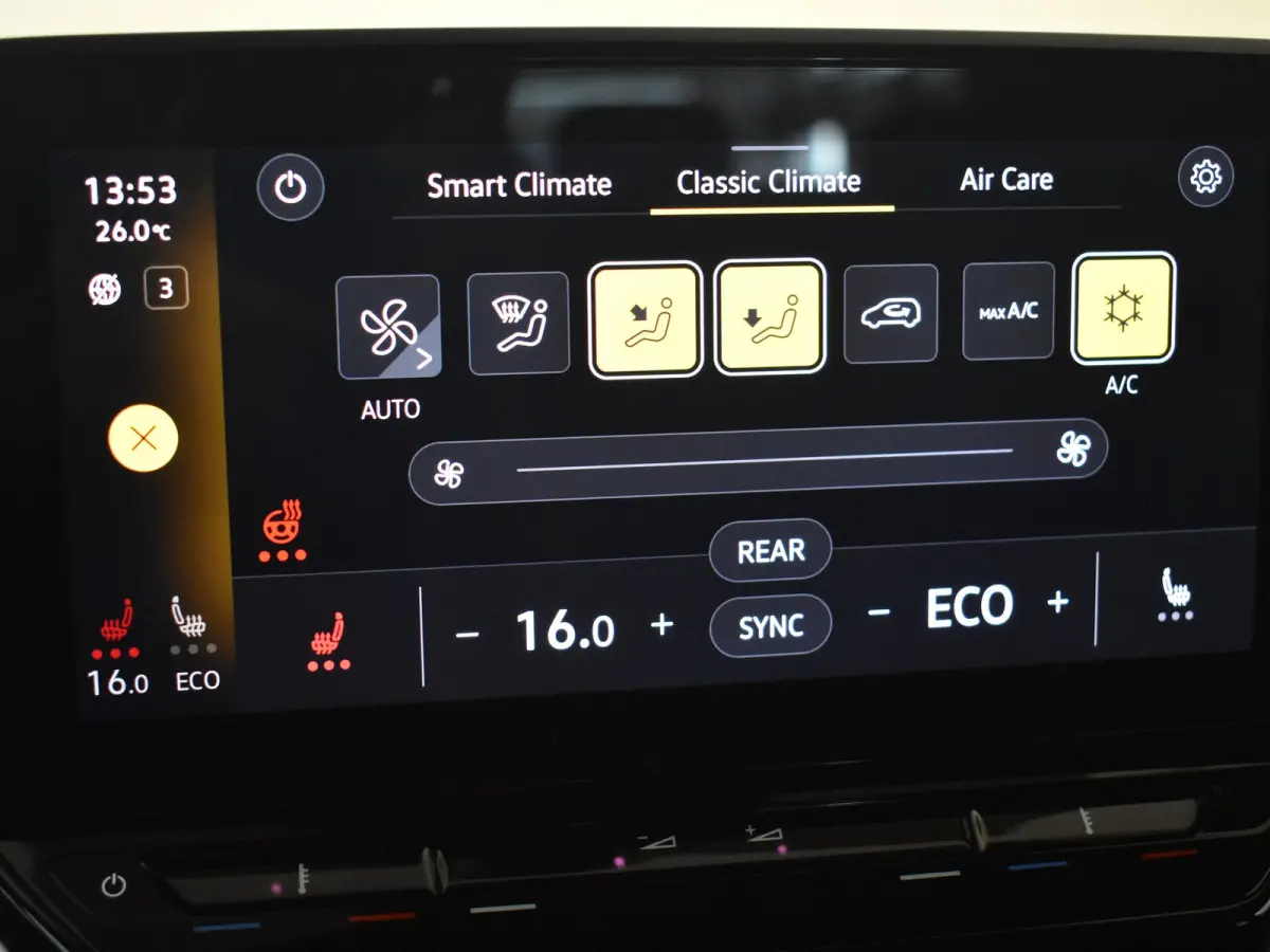Pure | Cruise control Adapt | App Connect | Parkeersensoren voor/achter | Stuur/stoelverwarming | DAB | LED | Navi | Keyless start | 19"LMV