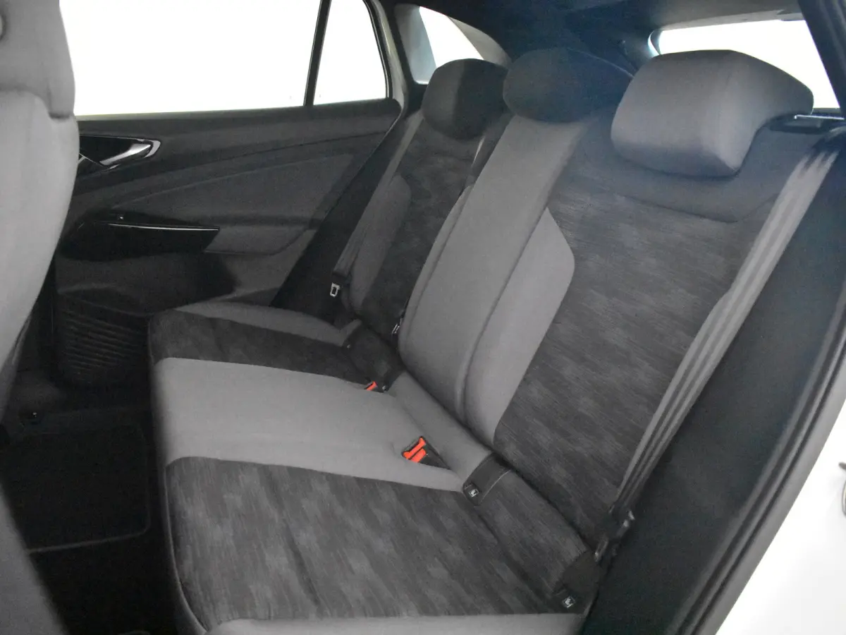 Pure | Cruise control Adapt | App Connect | Parkeersensoren voor/achter | Stuur/stoelverwarming | DAB | LED | Navi | Keyless start | 19"LMV