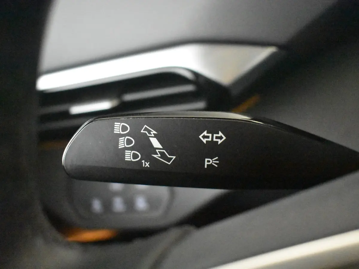 Pure | Cruise control Adapt | App Connect | Parkeersensoren voor/achter | Stuur/stoelverwarming | DAB | LED | Navi | Keyless start | 19"LMV