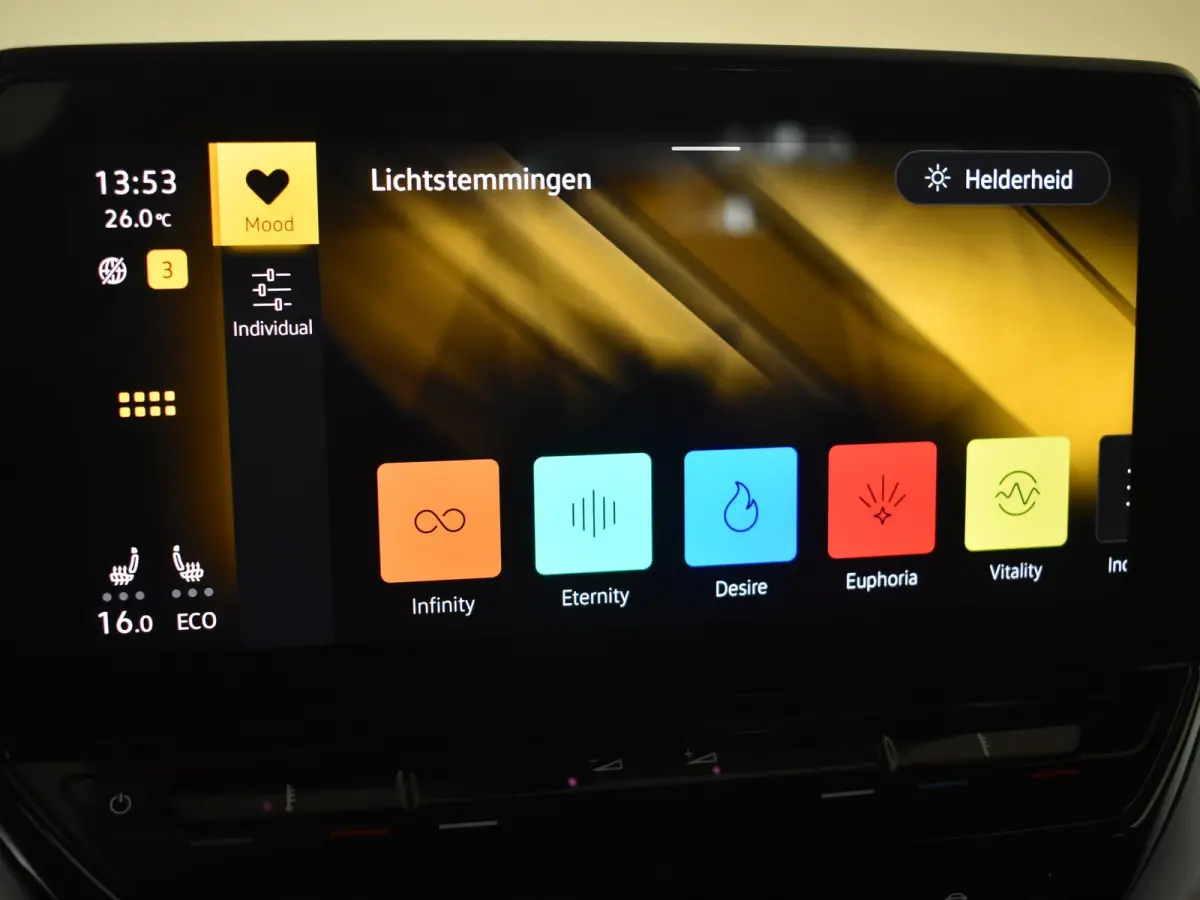 Pure | Cruise control Adapt | App Connect | Parkeersensoren voor/achter | Stuur/stoelverwarming | DAB | LED | Navi | Keyless start | 19"LMV