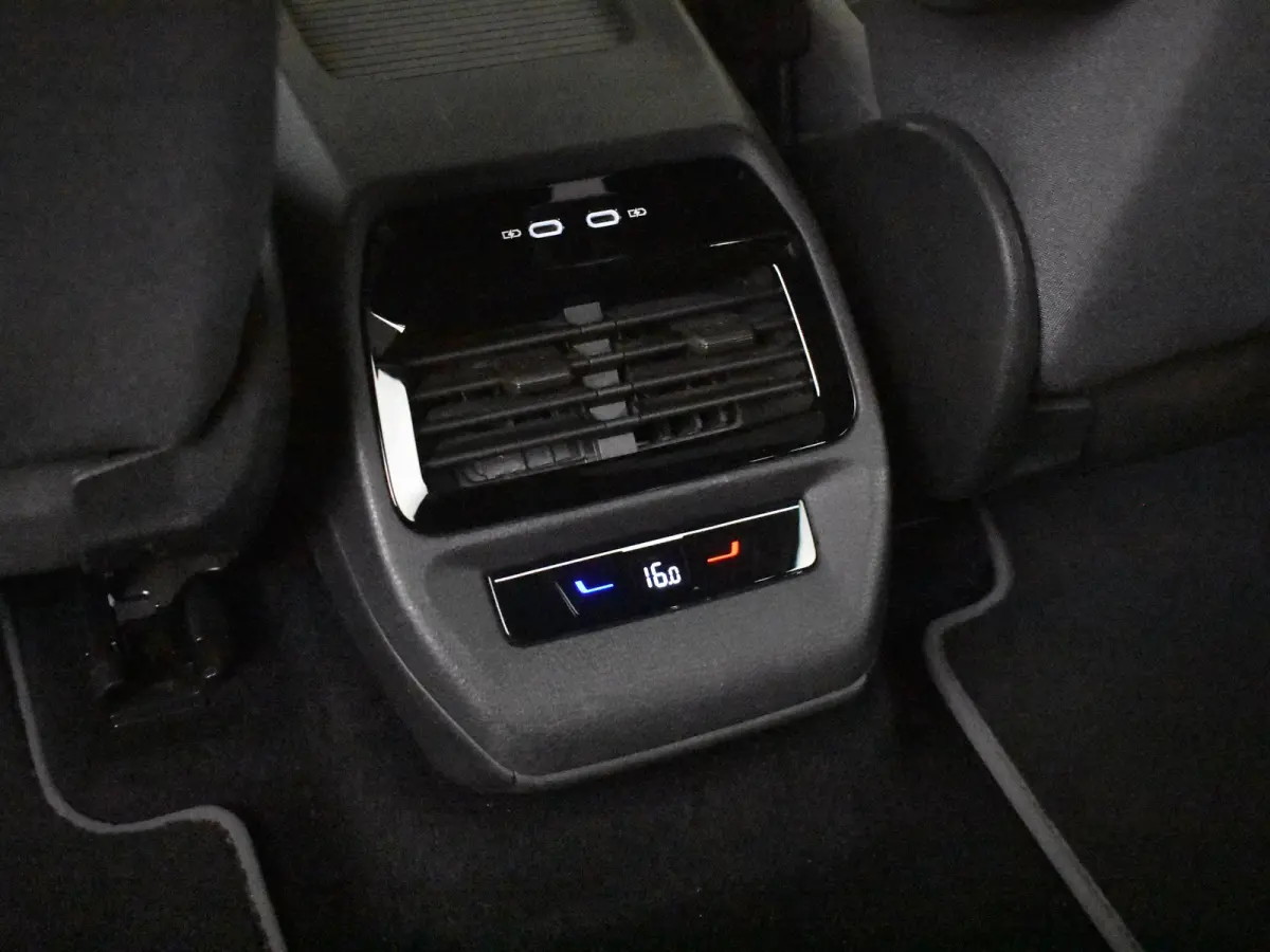 Pure | Cruise control Adapt | App Connect | Parkeersensoren voor/achter | Stuur/stoelverwarming | DAB | LED | Navi | Keyless start | 19"LMV