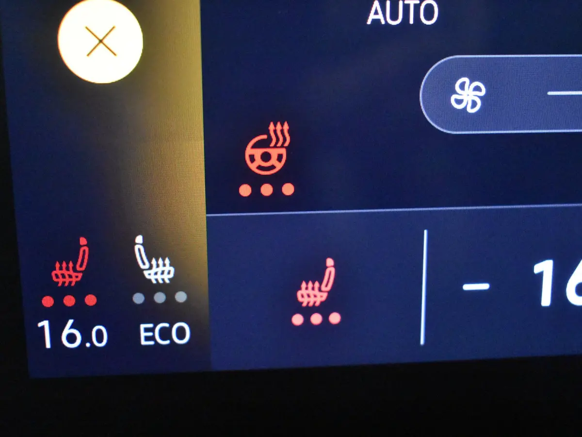 Pure | Cruise control Adapt | App Connect | Parkeersensoren voor/achter | Stuur/stoelverwarming | DAB | LED | Navi | Keyless start | 19"LMV