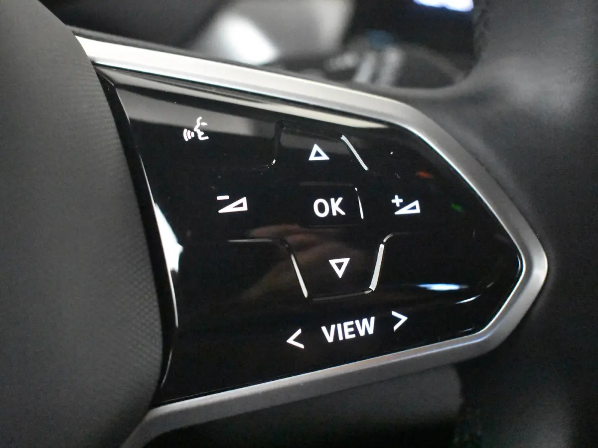 Pure | Cruise control Adapt | App Connect | Parkeersensoren voor/achter | Stuur/stoelverwarming | DAB | LED | Navi | Keyless start | 19"LMV